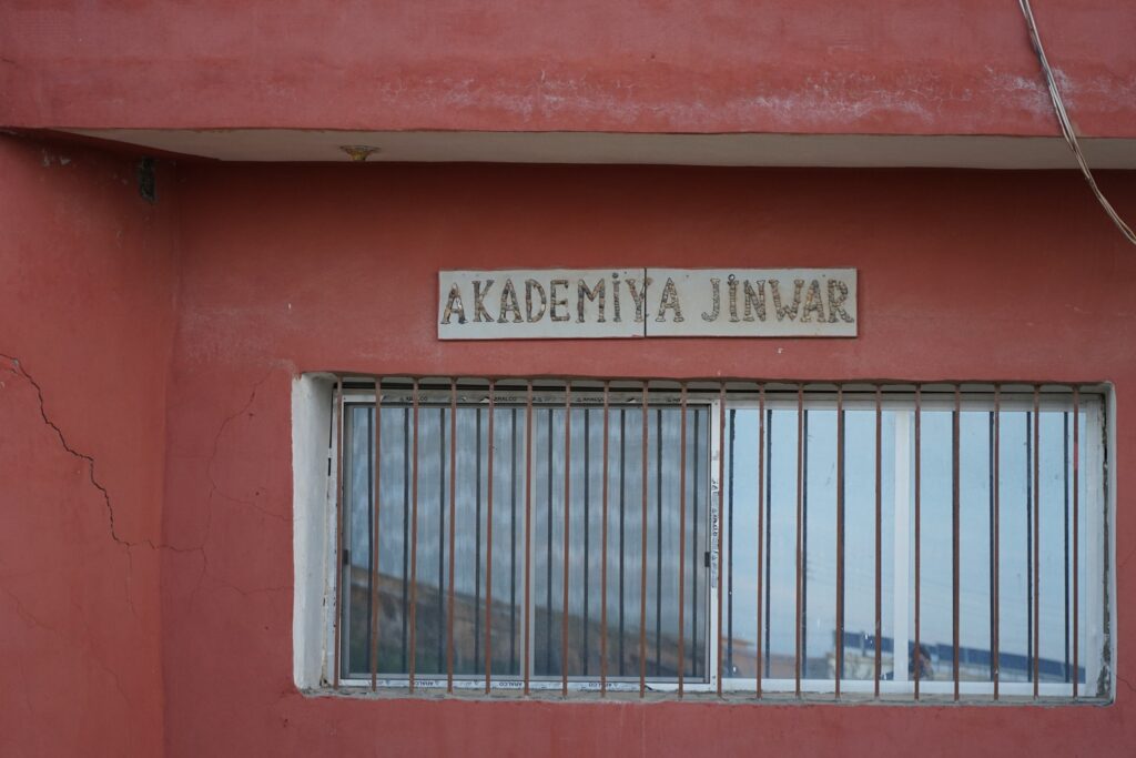 Akadamia Jinwar w Jinwar, wiosce kobiet w Rożawie, Północno-Wschodniej Syrii